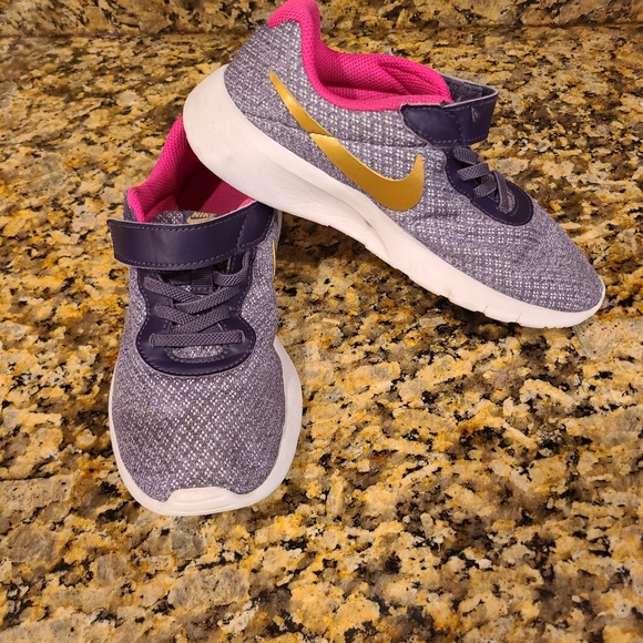 nike youth shoes size 2.5